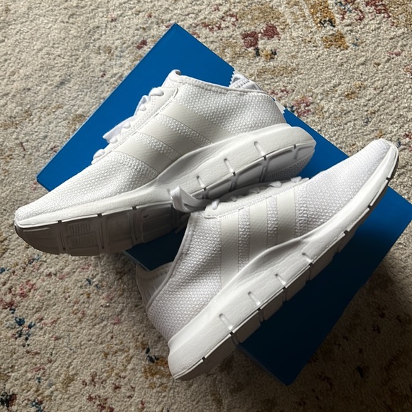 Adidas Swift Run 🤍 SZ 7 Big Kid - Picture 4 of 13